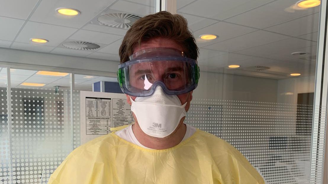 HagaZiekenhuis's tweet photo. In deze drukke tijd hebben we iédereen nodig. Gelukkig kunnen we rekenen op de inzet van velen. Cardioloog-Intensivist Sakir Akin (op de eerste foto links) is dankbaar voor de extra hulp. "We staan zij aan zij op de Intensive Care!" https://t.co/nmVo8j3bQE
