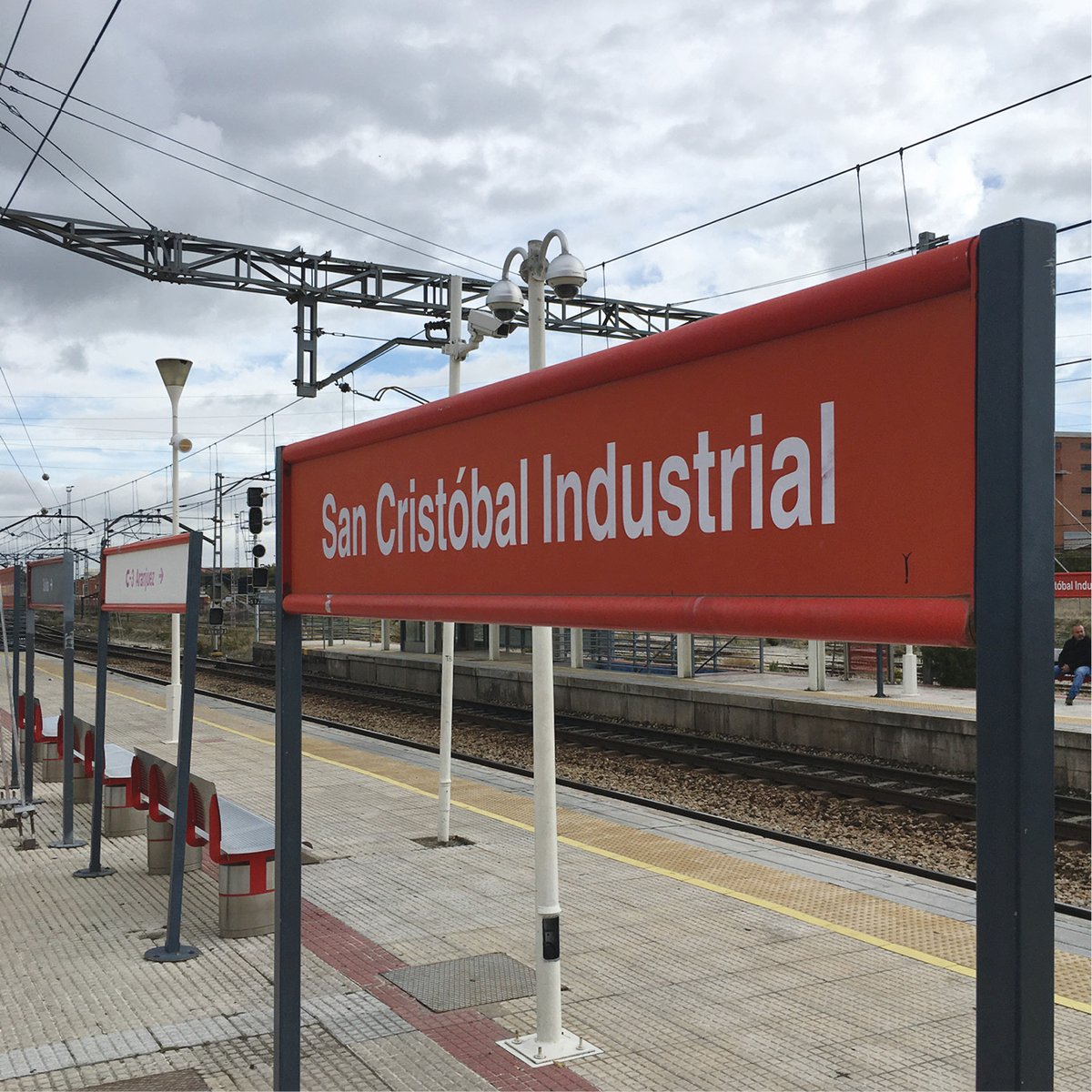 ColoniaMarconi's tweet photo. Cercanías reduce sus frecuencias para adecuarlo a la demanda de viajeros.

La #MadC3 establece una frecuencia de un tren a la hora desde las 19:00 horas. El resto del día se mantiene en un tren cada 20 minutos.

+info: https://t.co/XXPTWwLRB4 https://t.co/4VfwBaZTUV