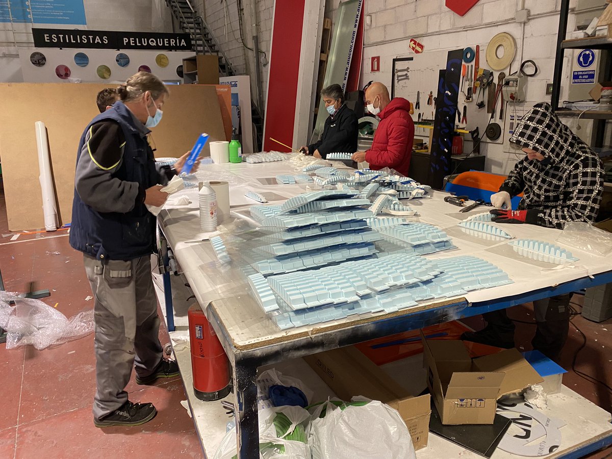 RotulosStudio's tweet image. Ante una situacion como la que estamos viviendo , lo primero que se nos pasa por la cabezar es que no podemos hacer nada. Nosotros no pensamos igual.. hemos parado produccion y estamos fabricando pantallas proteccion facial para sanirarios.#LoVamosAConseguir