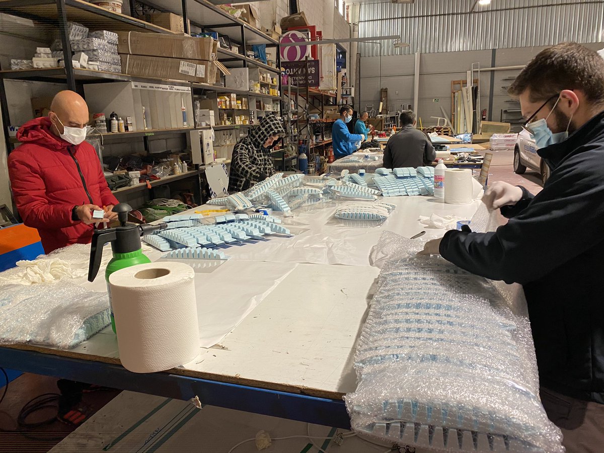 RotulosStudio's tweet image. Ante una situacion como la que estamos viviendo , lo primero que se nos pasa por la cabezar es que no podemos hacer nada. Nosotros no pensamos igual.. hemos parado produccion y estamos fabricando pantallas proteccion facial para sanirarios.#LoVamosAConseguir