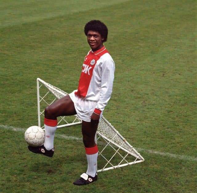 #ClarenceSeedorf (#1aprile 1976) Paramaribo, in Suriname. È l'unico calciatore ad aver vinto la #ChampionsLeague con tre squadre diverse: #Ajax, #RealMadrid e in due occasioni #Milan.