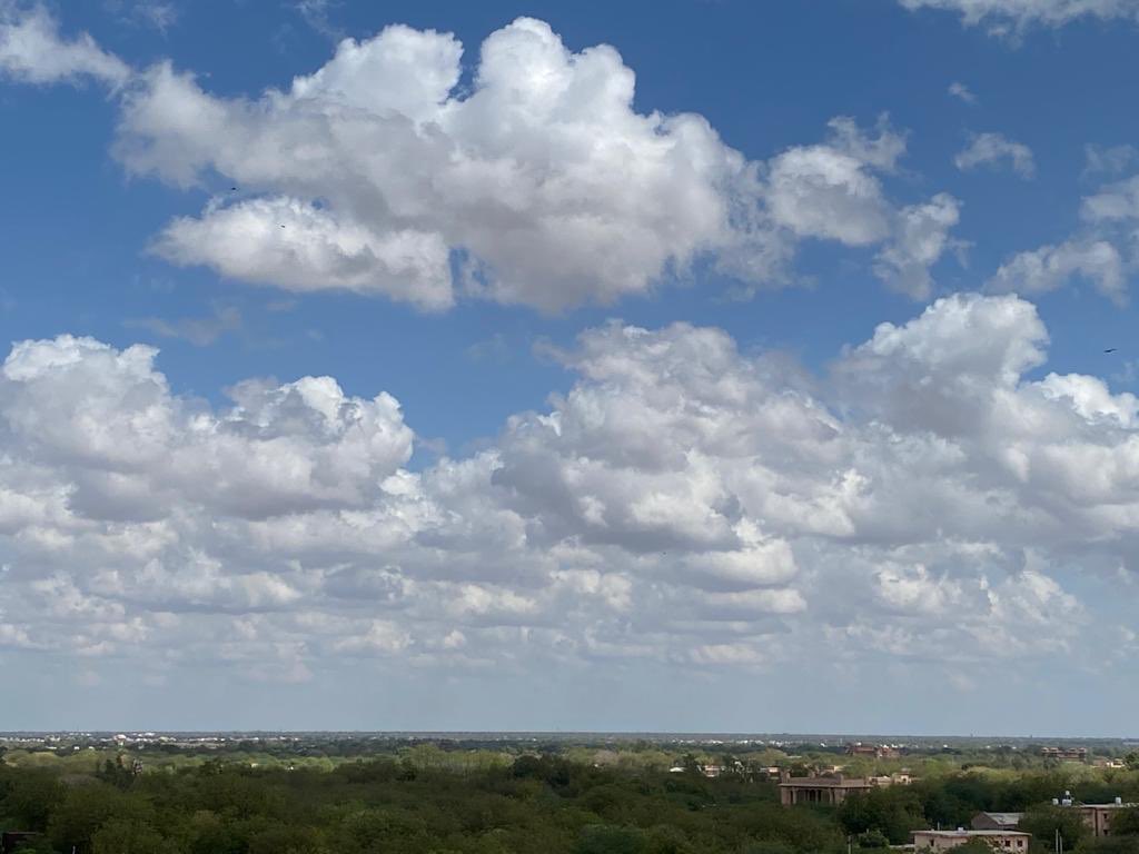 रण है
कि समर है

विचल है
कि मन है

पर आशा है तो जीवन सुकृत है
दृष्‍टि विस्तृत है तो धरा घर है
नभ आँगन है

जो कालिमा है
कुछ पल है
कल धवल है