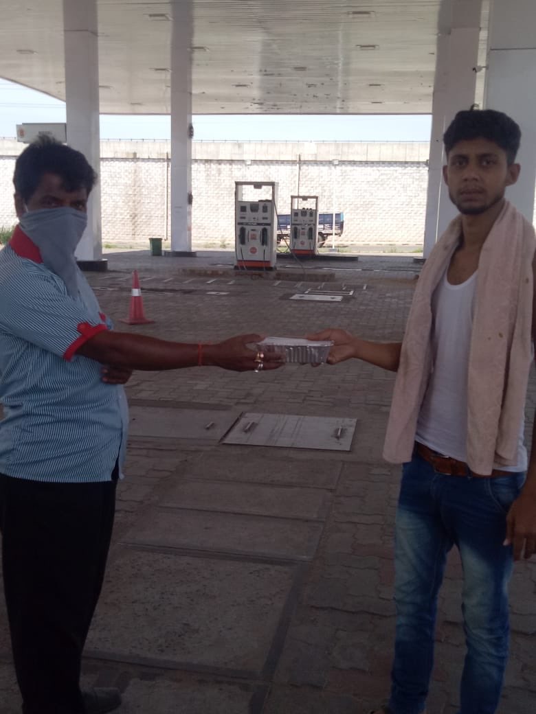 wb_IndianOil's tweet photo. Distribution of food packets to needy truck drivers at SRO Asansol Adhoc Marooti FS.  @IndianOilcl #FeedTheNeedy #IndianOilCares #CoronaStopKaroNa #StayHomeStaySafe https://t.co/AS0Oliu9gC