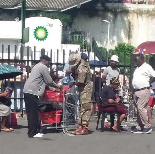 HermanMashaba's tweet photo. These are the things that give me the most hope. 

When I see such, I know we can come out of this stronger than before. 

Please share some examples of #LockdownUbuntu, so that I can share 🇿🇦

Let's counter the negativity with the positive SA spirit!

#Day6ofLockdown https://t.co/pVB5aEAinu