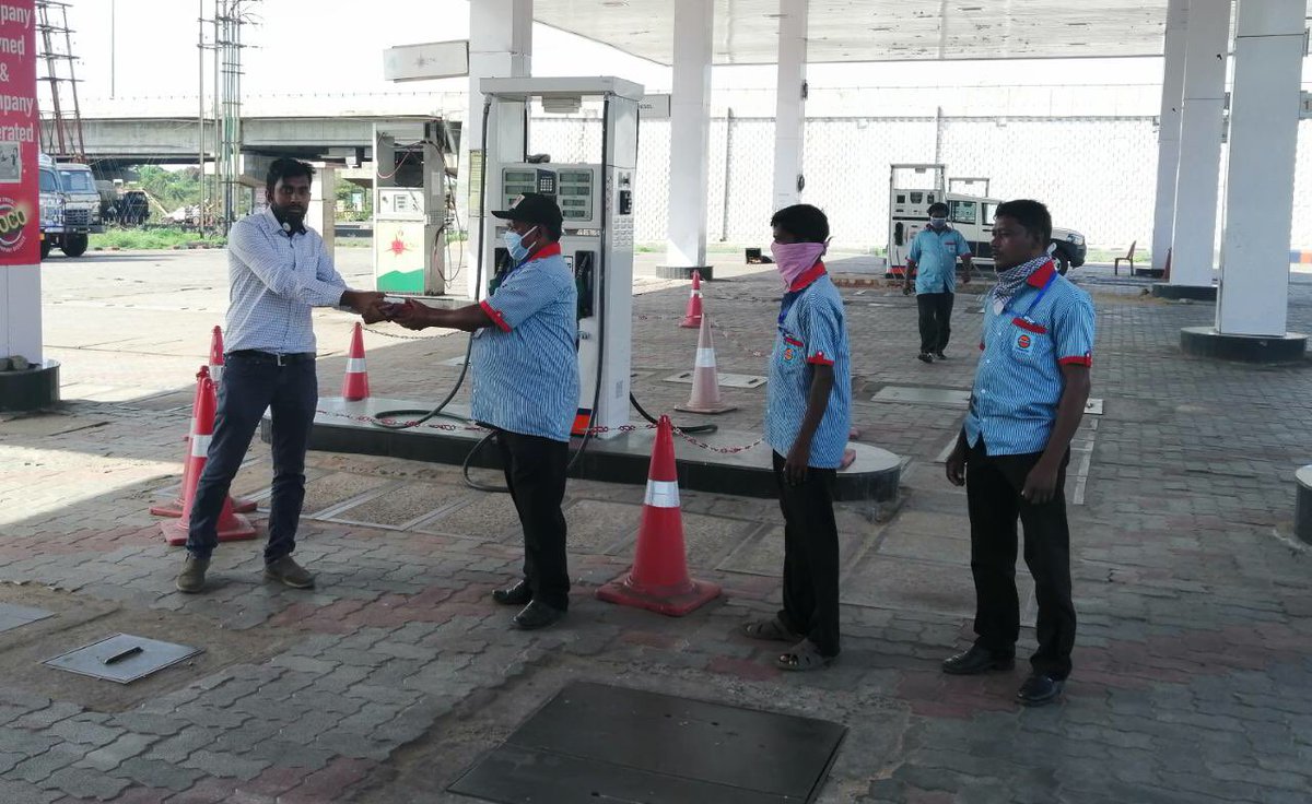 wb_IndianOil's tweet photo. Distribution of hygiene kits to our foot soldiers who are working round the clock to maintain essential supplies at SRO Asansol Adhoc Marooti FS. @IndianOilcl #IndianOilCares #CoronaStopKaroNa #StayHomeStaySafe #IndiaFightsCorona #FeedTheNeedy https://t.co/53QzKpR4Yn