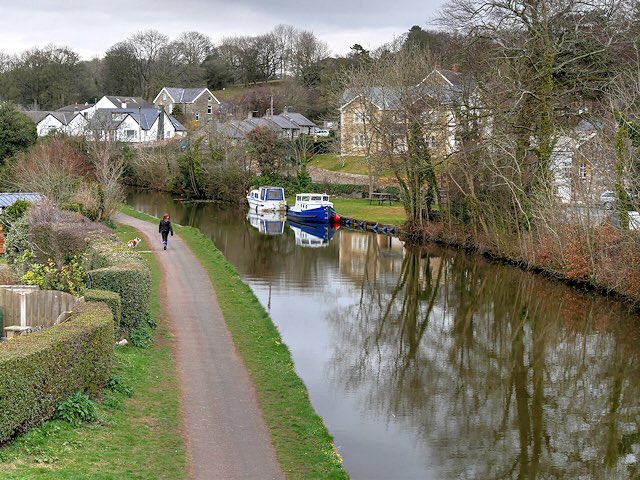 The #LancasterCanal, built in the 1790s, is a major feature of the village of #BoltonLeSands.

Also passing through the village is the A6 and the West Coast Main Line, although the railway station closed in 1969.

#Lancashire