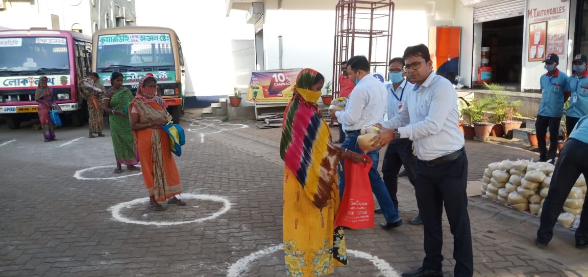 wb_IndianOil's tweet photo. Distribution of Ration (Rice, Dal and Potatoes) to the needy persons at M/s M.T. Automobiles located at Ukhra, Paschim Bardhaman. Humanity starts with caring of the persons in need. @IndianOilcl #FeedTheNeedy #StayHomeStaySafe #CoronaStopKaroNa #IndiaFightsCorona https://t.co/Du9ldtp4wA