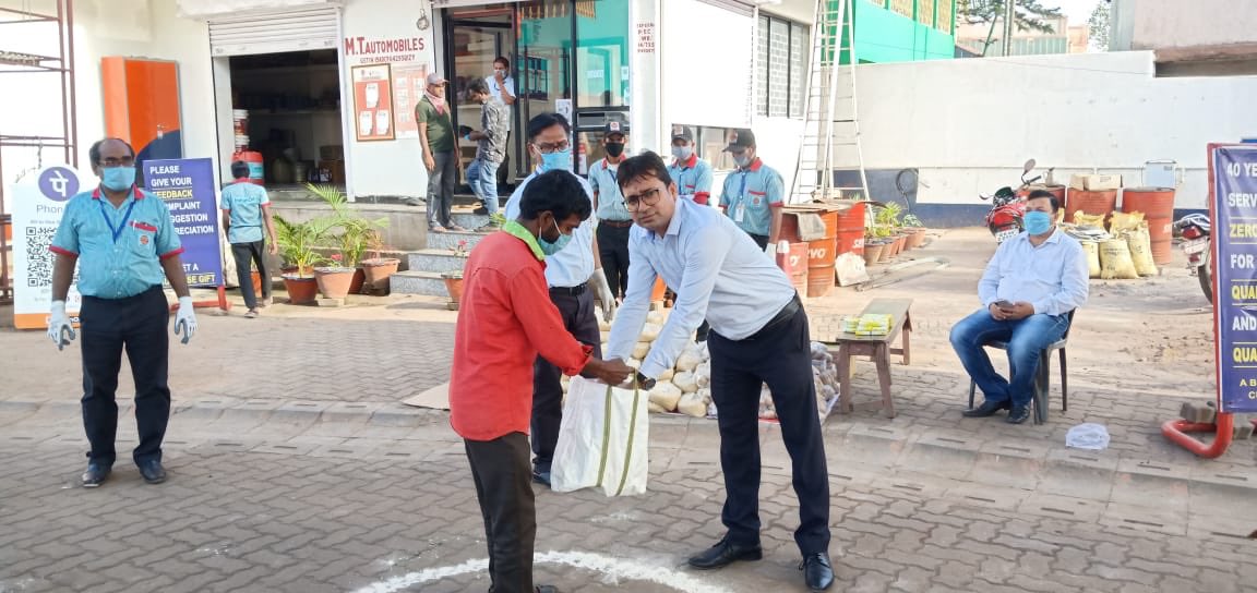 wb_IndianOil's tweet photo. Distribution of Ration (Rice, Dal and Potatoes) to the needy persons at M/s M.T. Automobiles located at Ukhra, Paschim Bardhaman. Humanity starts with caring of the persons in need. @IndianOilcl #FeedTheNeedy #StayHomeStaySafe #CoronaStopKaroNa #IndiaFightsCorona https://t.co/Du9ldtp4wA