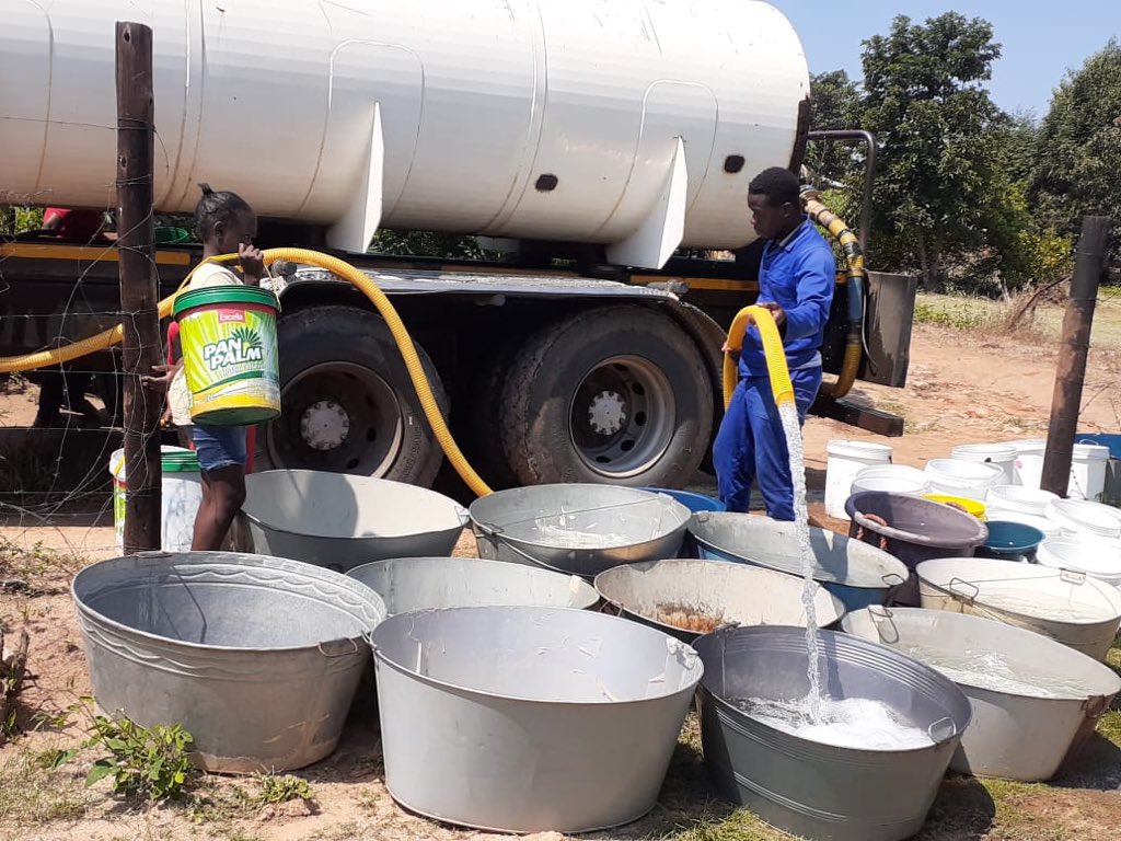 LindiweSisuluSA's tweet photo. COVID-19 INTERVENTION UPDATE 👇🏼

The community of Dwaleni in the City of Mbombela is currently receiving water, supplied by water tankers. https://t.co/gkmY9PuHCX
