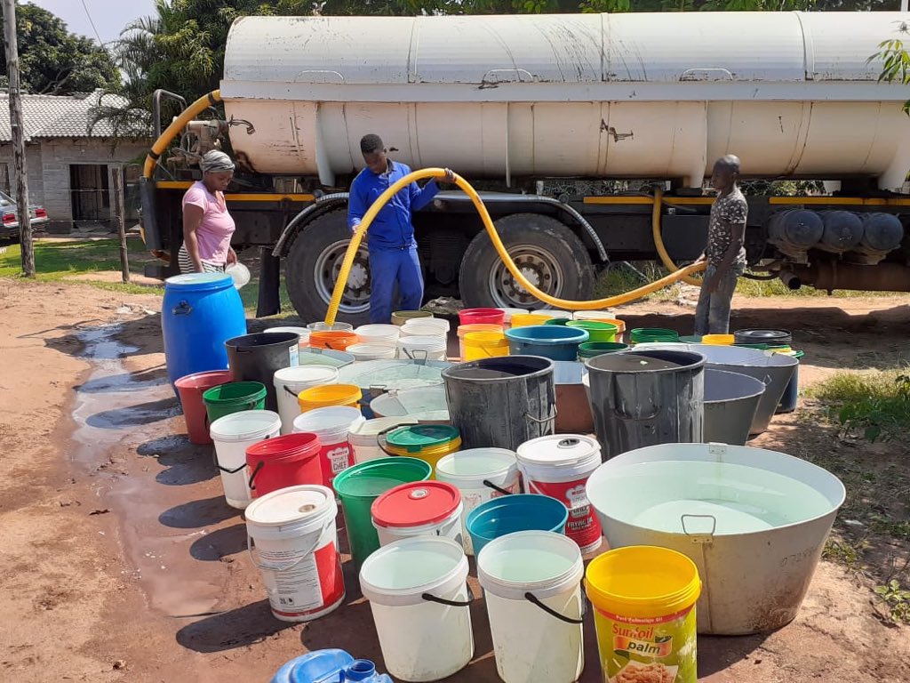 LindiweSisuluSA's tweet photo. COVID-19 INTERVENTION UPDATE 👇🏼

The community of Dwaleni in the City of Mbombela is currently receiving water, supplied by water tankers. https://t.co/gkmY9PuHCX