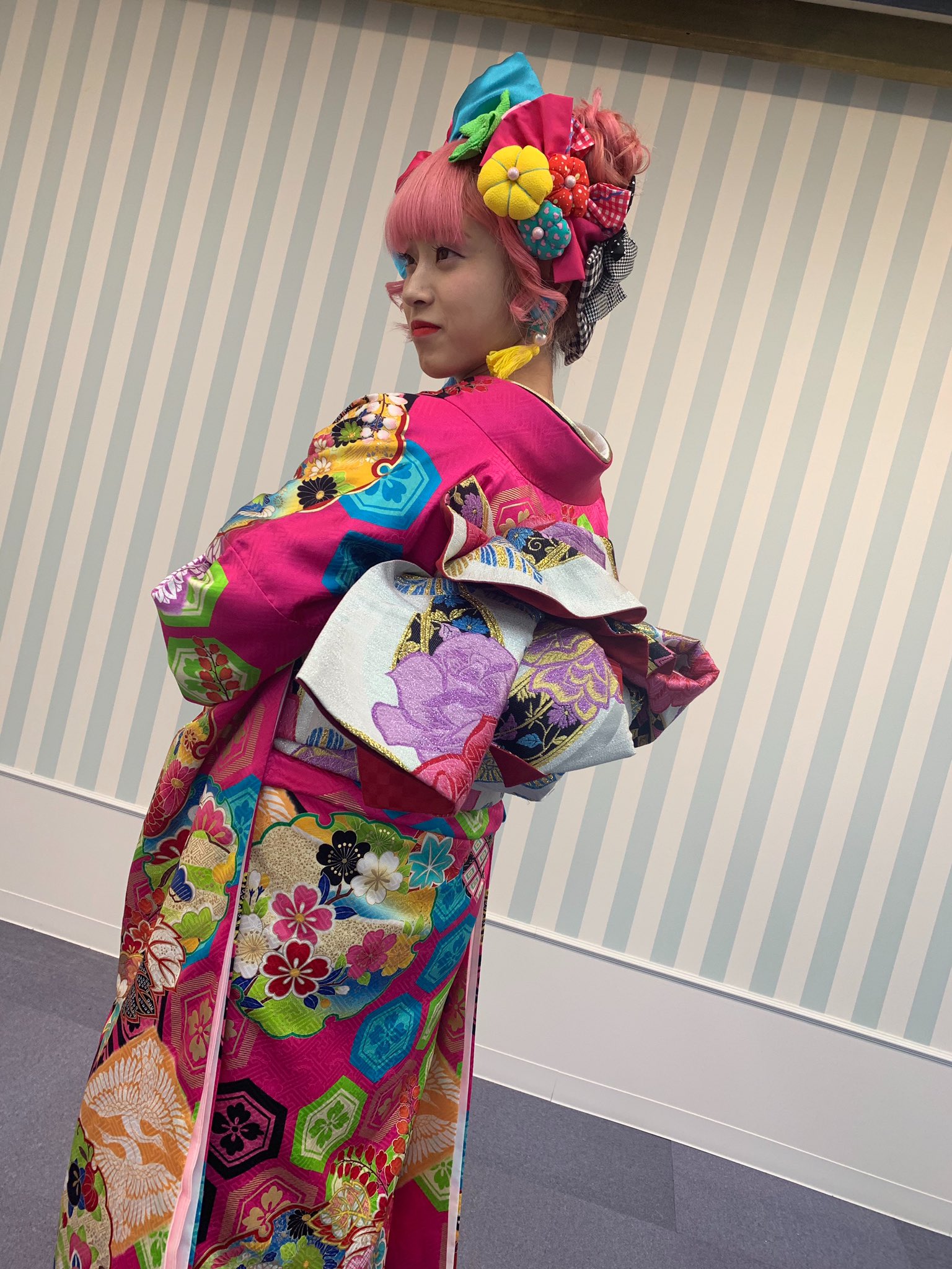 ときめきの魔女まっぴー 成人式の前撮りしてきました 髪飾り作ったんですよ 自分で いやぁ 天才的 これちゃんと作ってセットでハンドメイドアプリとかで売れそうじゃねっすか 成人式前撮り 成人式派手髪 T Co Fablefcymg Twitter