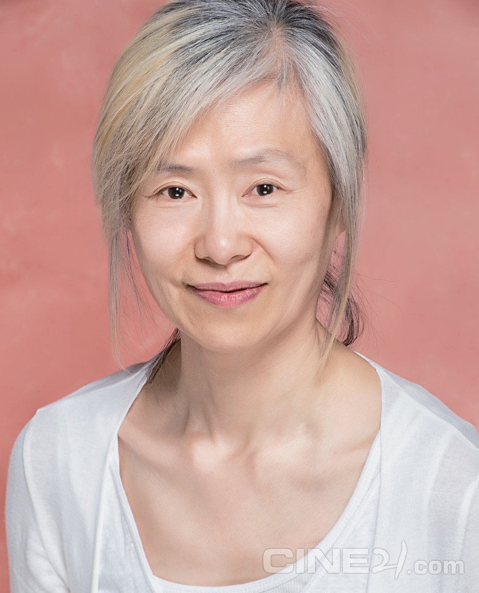 김혜진 작가의 <TRS가 돌보고 있습니다>는 '허스토리', '내 아내의 모든 것' 등으로 섬세한 연출력을 뽐낸 민규동 감독이 연출을 맡았습니다. 드라마...