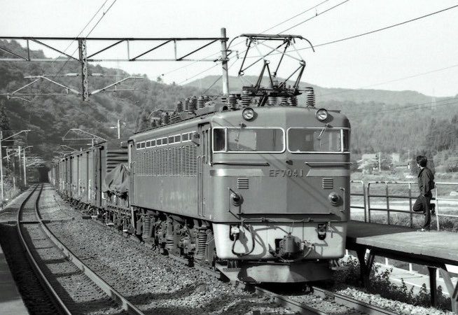expresstokiwa's tweet photo. 本日は4月1日という事で
 #41号機の日
赤い罐で参戦

①9518ﾚ  急行加賀51号　
EF70 41＋12系6B  1981.08.17   
@細呂木ー牛ノ谷
②⁇?レ　EF70 41＋FC   1982.10.12 
@南今庄

#EF7041 #国鉄時代 https://t.co/rLe2NTzb55