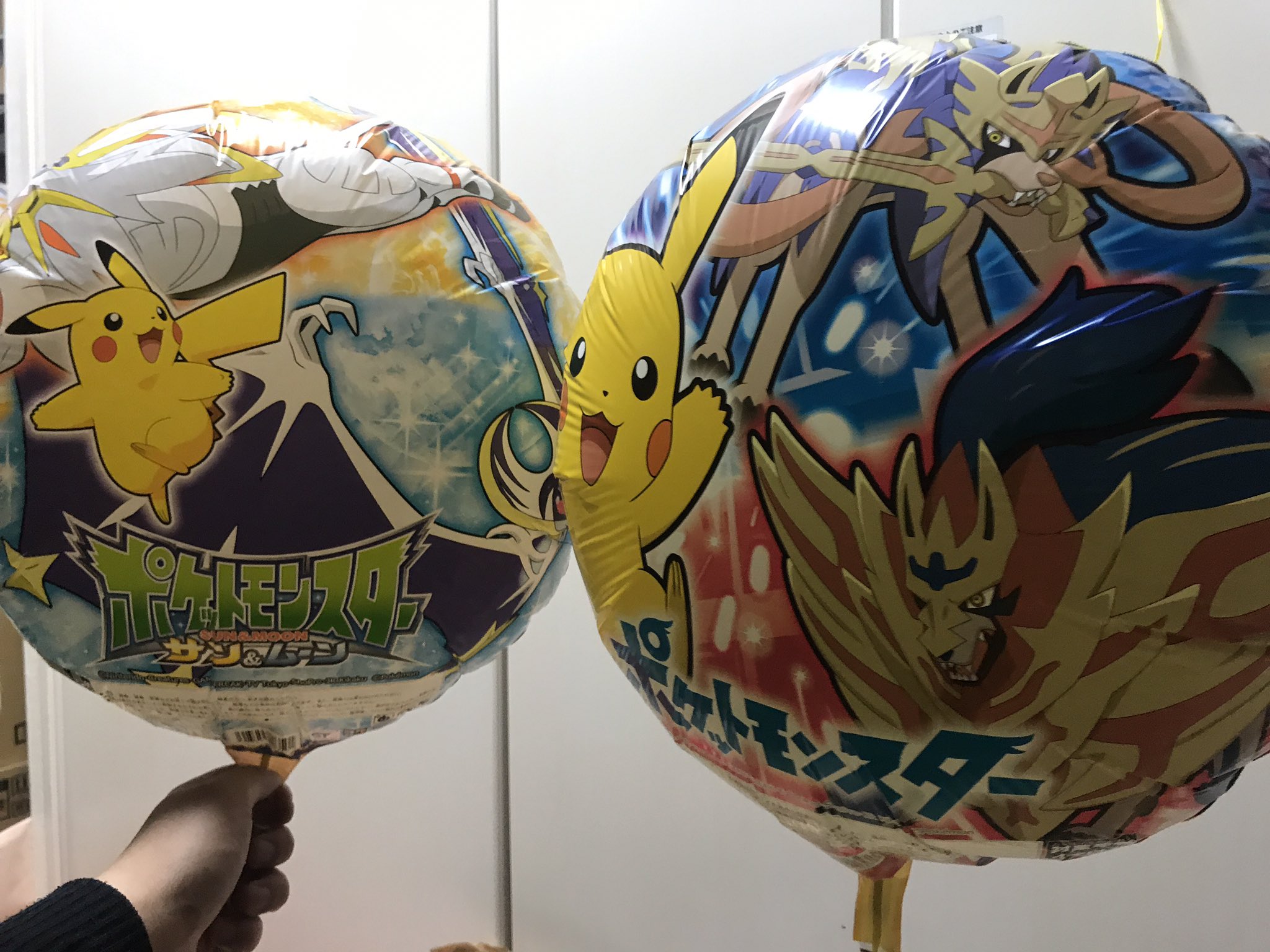 安静中 22年もよろしく とりあえず 他の風船に入ってたヘリウムを移行させて浮かばせたw サンムーンとソードシールド比較 ポケモン ポケモンソードシールド T Co Xu8ewrvafh Twitter