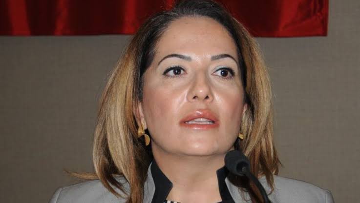 DinerGke's tweet photo. Kendisini emekli albay, Uşaklı yurttaşı da emir eri olarak gören Vali Funda Kocabıyık, lise öğretmenliğinden valiliğe yükselme başarısı gösteren nadir isimlerden. Bundan, AKP’den milletvekilliği yapan eşinin payı var mı bilinmez. Ancak eşi Hüseyin Kocabıyık’ın bu yazısı ibretlik. https://t.co/BPLkNmQscN