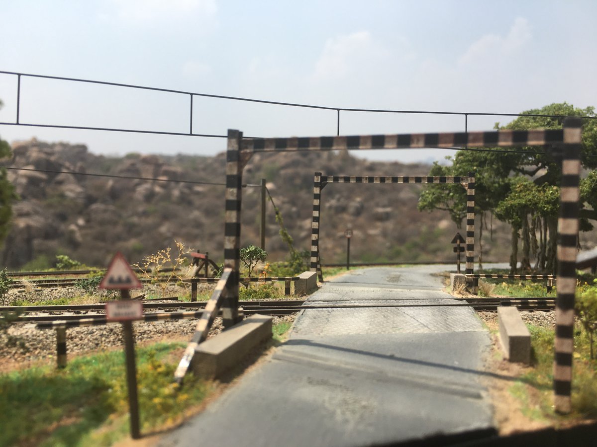 TDioramas's tweet photo. Unmanned Level crossing of #IndianRailways in #hoscale
#modelrailway https://t.co/6vN4XiIYEe