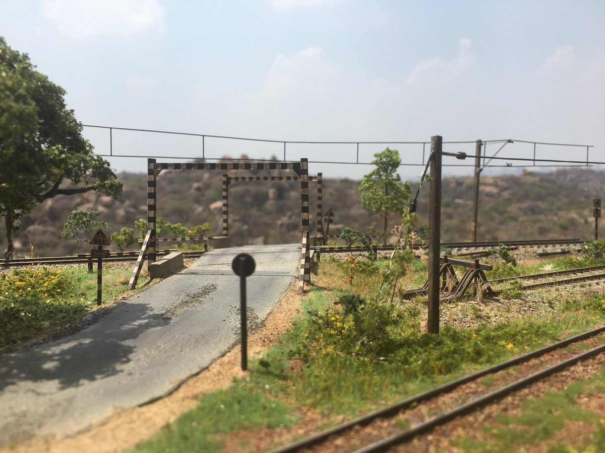 TDioramas's tweet photo. Unmanned Level crossing of #IndianRailways in #hoscale
#modelrailway https://t.co/6vN4XiIYEe