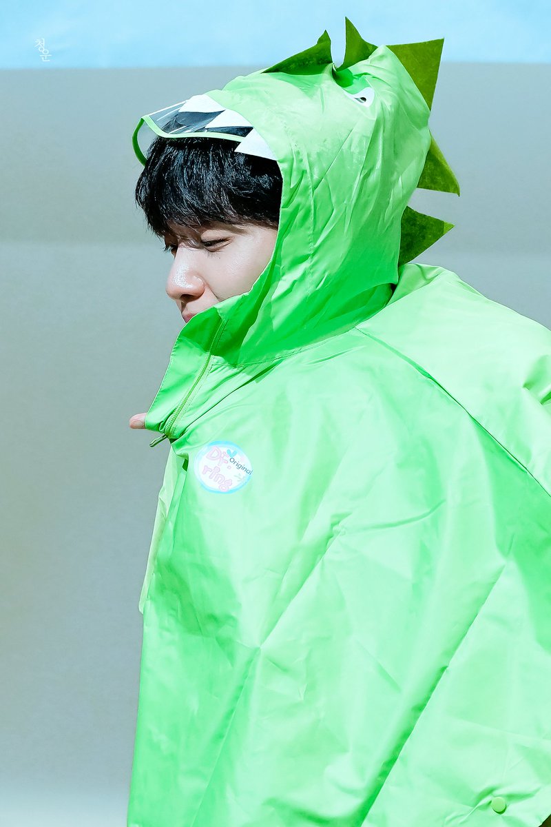 34_s2s2's tweet photo. 190331 강남반디앤루니스팬싸 
 
최애가 최애 흉내내기🦖🦕💛

#정세운 #jeongsewoon @sewoon_jeong https://t.co/53coJgYUly