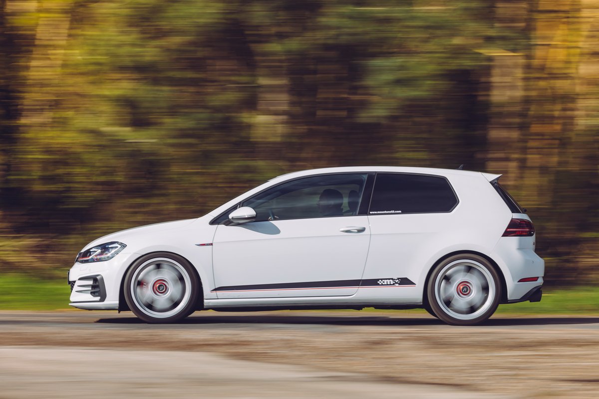 AutomovilMex's tweet photo. #Mountune52 lanza un paquete de tuning para el #Volkswagen #Golf VII, que lo lleva hasta 380 hp y 375 lb/pie, y le da suspensiones más bajas y rines #Fifteen52. El paquete cuesta alrededor de $65,000 pesos... sin los rines :/ #ModificadosAP @Volkswagen_MX https://t.co/FwY25Smzy1