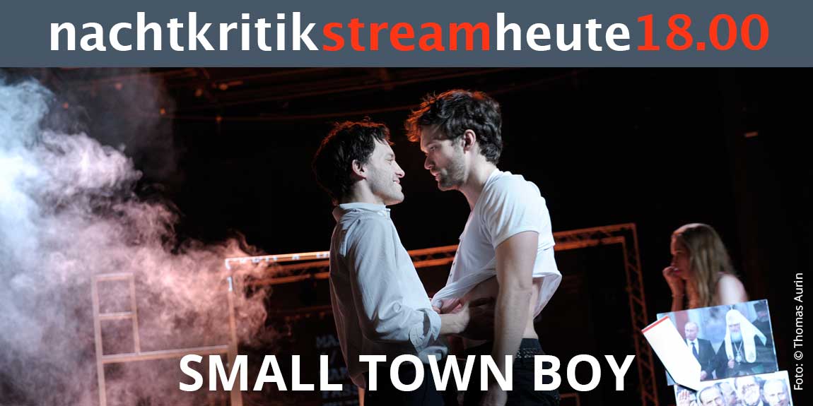 Heute im #Nachtkritikstream: "Small Town Boy" von @falkrichter2014. Eine gefeierte Inszenierung, die 2014 am <a href="/gorkitheater/">Maxim Gorki Theater</a> herauskam. Autor und Regisseur Falk Richter wird selbst ab 20 Uhr dazustoßen und im Live-Chat  mit euch und <a href="/EstherSlevogt/">Esther Slevogt</a> diskutieren. Wir freuen uns drauf!