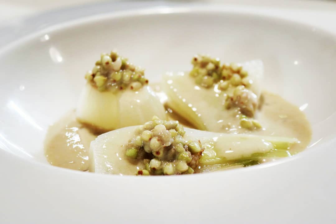 lmgastronomia's tweet photo. Cebolla tierna, caldo de manitas y regaliz
Macarrón de alubia blanca
#LeandroGil
#LaBiblioteca #AlmaPamplona
Gasma https://t.co/DbR54iD4zJ