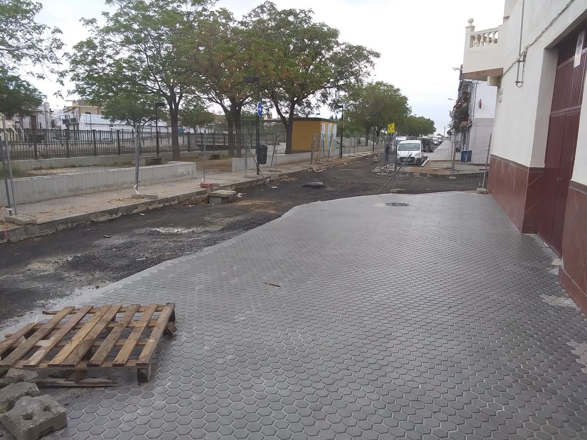 DonPotatoe's tweet photo. @EmergenciasSev Buenos días, creía que la construcción no era de primera necesidad. ¿Aquí no importa el Estado de Alarma? https://t.co/zTLNORpvw6