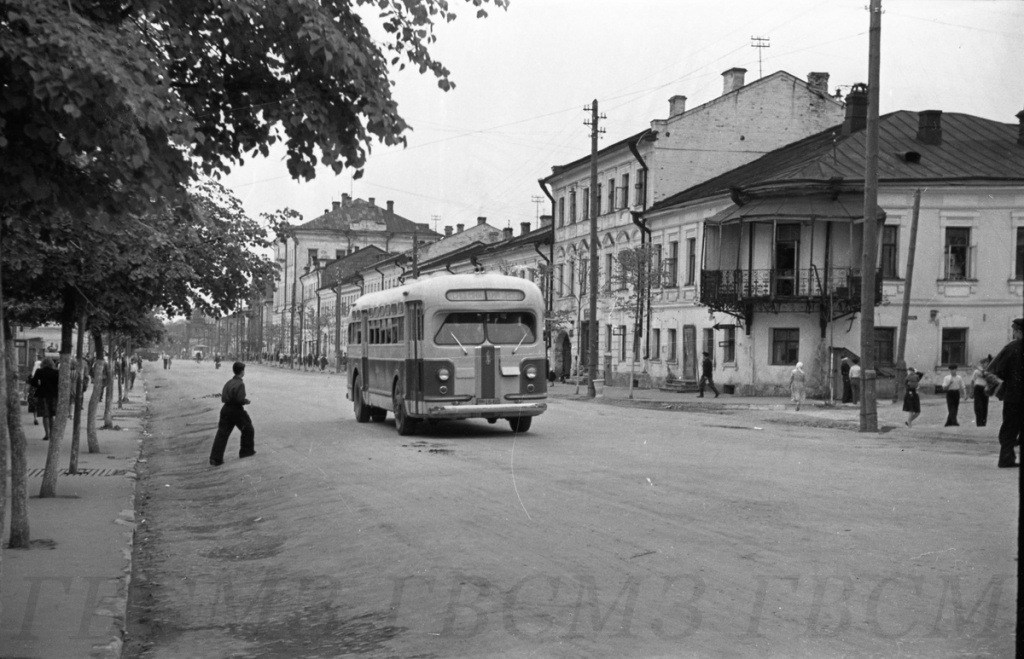 85 лет назад во Владимире открылось автобусное сообщение 

#vladmuseum #всмз #моментистории #памятнаядата #календарь #автобус #газ #зис