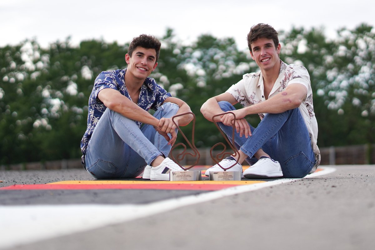 Els germans <a href="/alexmarquez73/">Alex Márquez</a> i <a href="/marcmarquez93/">Marc Márquez</a> han fet una donació a <a href="/harnaulleida/">Hospital Universitari Arnau de Vilanova</a> d’equips per al control de pacients semi-crítics afectats per #COVID19. Es tracta d'aparells de radiologia digital portàtil i analitzadors de gasos. Moltes gràcies campions!!👏👏
#joactuo