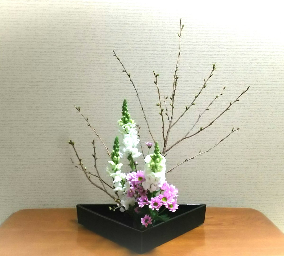 さっちん 生け花 華道本能寺 京都 関山桜 金魚草 菊 桜はまだ蕾ですが この1つの房から 4つの蕾が出て 八重の桜が 咲く予定です この関山桜は 街路樹などにも植えられており 桜の花の塩漬けにも 使われる種類です さっちん 生け花 華道本能寺 京都 関山桜 金魚草 菊 桜はまだ蕾ですが この1つの房から 4つの蕾が出て 八重の桜が 咲く予定です この関山桜は 街路樹などにも植えられており 桜の花の塩漬けにも 使われる種類です