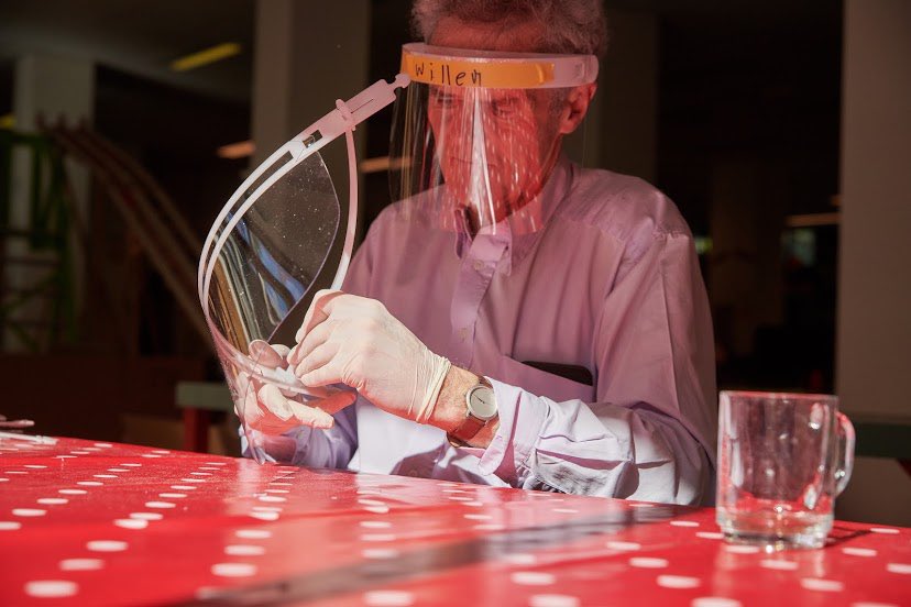 Gisteren in de Speelfabriek gezichtsbeschermingsmaskers gemaakt voor Erasmus MC.