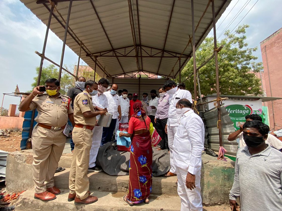 ItsMeAkhilPatel's tweet photo. Today our respected chairman sri.kasturi narender garu along with counsellors distributed some home need groceries nd rice to the daily wage workers in nemali nagar ( 11ward) of manikonda 👍 @KVishReddy @JITHU4U33 @syedkaz00151507 @KTRTRS @kasturinarender @INCIndia @sakshinews https://t.co/5rivO5rz8V