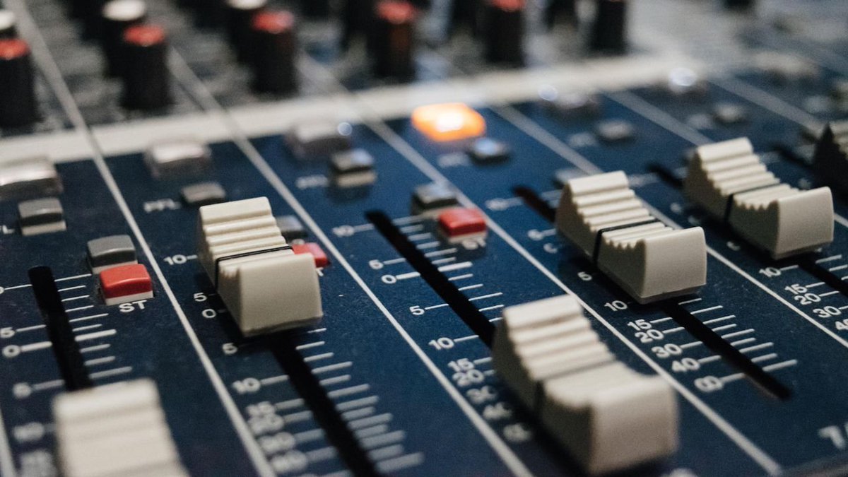 VRT's tweet photo. VRT Radio is een trouwe metgezel voor de Vlaming tijdens de coronacrisis. 
https://t.co/37SMpR48LI https://t.co/SXb29qSZi0