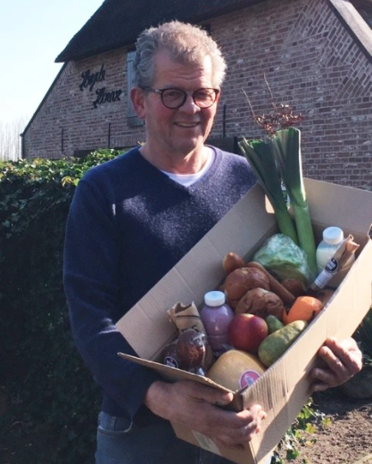 Eindhoven en omstreken! Help jouw lokale voedselondernemers door deze corona-crisis heen en bestel een box vol mooie, lokale producten van onder andere @slagerijreinder, @VershalhetVeem &amp; @heyde_hoeve 🙌 Koop hem op supportlocalseindhoven.nl #supportyourlocalsNL #lokaal #corona