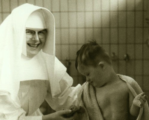 Amerpoort 65 jaar🎈
Op 1 april 1955 om 11.00 uur komt het eerste 'patiëntje': Herman van Loon uit Amersfoort. Nieuwenoord groeit snel. Eind 1955 zijn er 131 kinderen, 23 religieuzen en 25 leken, onder leiding van overste Christeta Clement.