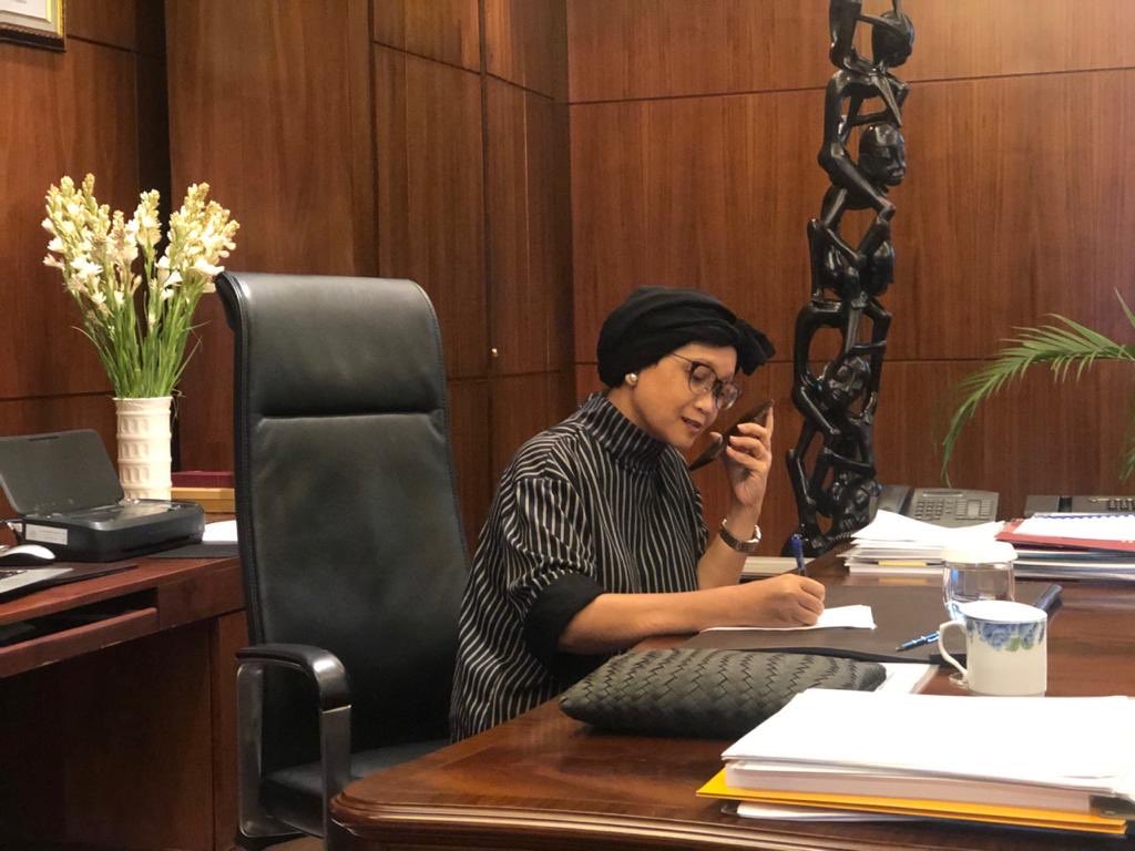 Menteri Luar Negeri Republik Indonesia (@menlu_ri) on Twitter photo Spoke on phone with Foreign Secretary Dominic Raab of the UK <a href="/DominicRaab/">Dominic Raab</a> (01/04)
Underlined the importance of unhindered flow of trade & goods in preventing deep downturn in global economy.
We also discussed & coordinated on the issue of stranded citizens as a result of Covid19. Spoke on phone with Foreign Secretary Dominic Raab of the UK <a href="/DominicRaab/">Dominic Raab</a> (01/04)
Underlined the importance of unhindered flow of trade & goods in preventing deep downturn in global economy.
We also discussed & coordinated on the issue of stranded citizens as a result of Covid19.