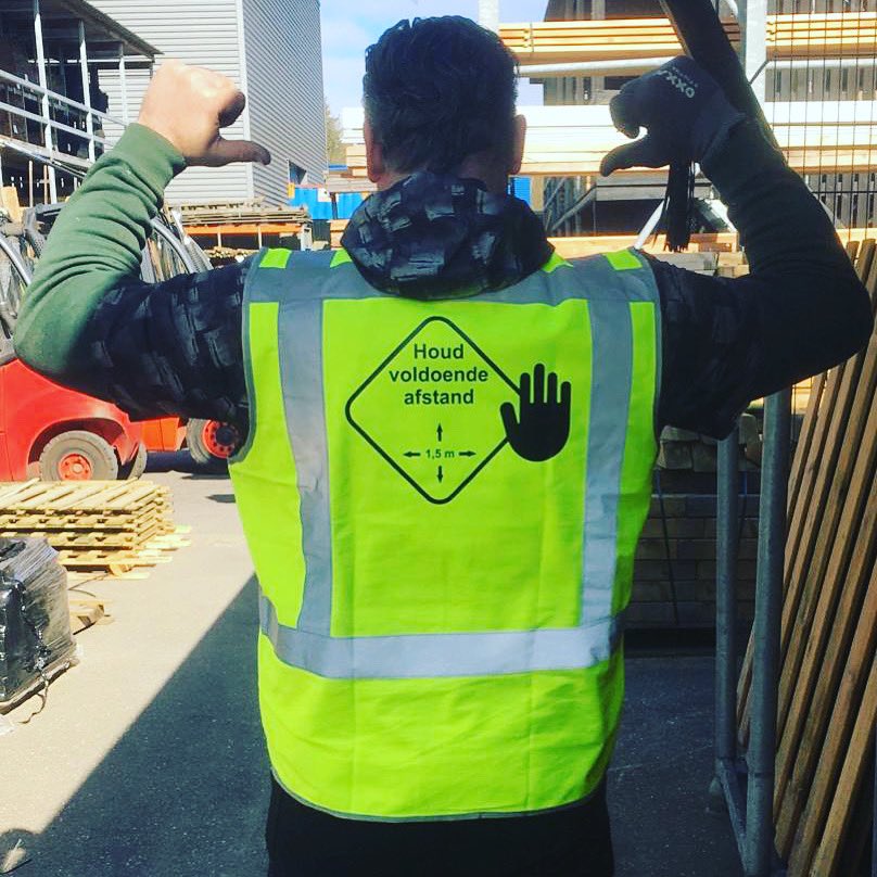 brevetuinhout's tweet photo. ⚠️Houd 1,5 meter afstand van elkaar.  

Om de veiligheid van onze medewerkers extra te waarborgen hebben wij deze hesjes aan. 
Wij waarderen het als u deze oproep respecteert, ook bij ons op de werf.
#corona #socialdistance #wooditbemagic #dendolder #tuinhout https://t.co/Hs07jR18ru