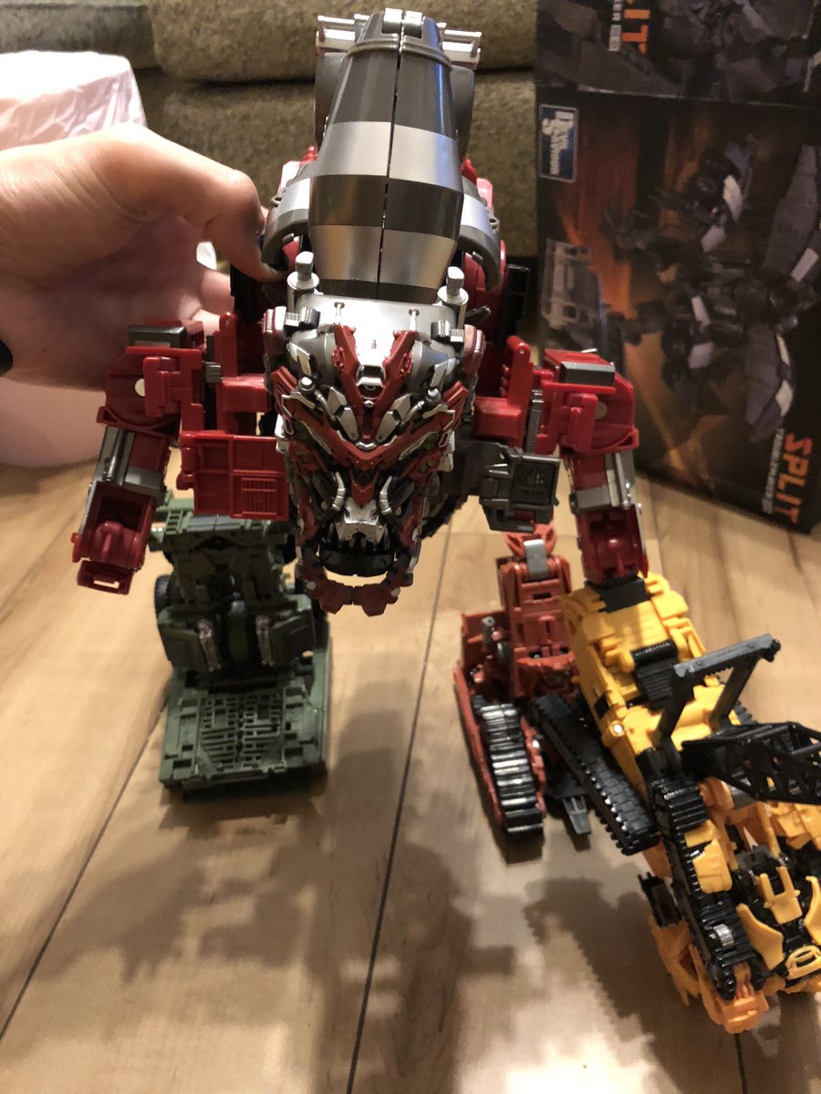 Silver_alucard3's tweet photo. I feel like if the studio series Mixmaster was as big as Split, it would really sell the #devastator head... I attached split using a rubber band/the under mechanism with Scavenger. #devilsaviour #troublemaker #dstroublemaker #dssplit #ds01 #studioseries #transformers https://t.co/XceNGVK3ii