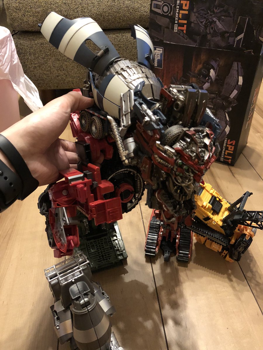 Silver_alucard3's tweet photo. I feel like if the studio series Mixmaster was as big as Split, it would really sell the #devastator head... I attached split using a rubber band/the under mechanism with Scavenger. #devilsaviour #troublemaker #dstroublemaker #dssplit #ds01 #studioseries #transformers https://t.co/XceNGVK3ii