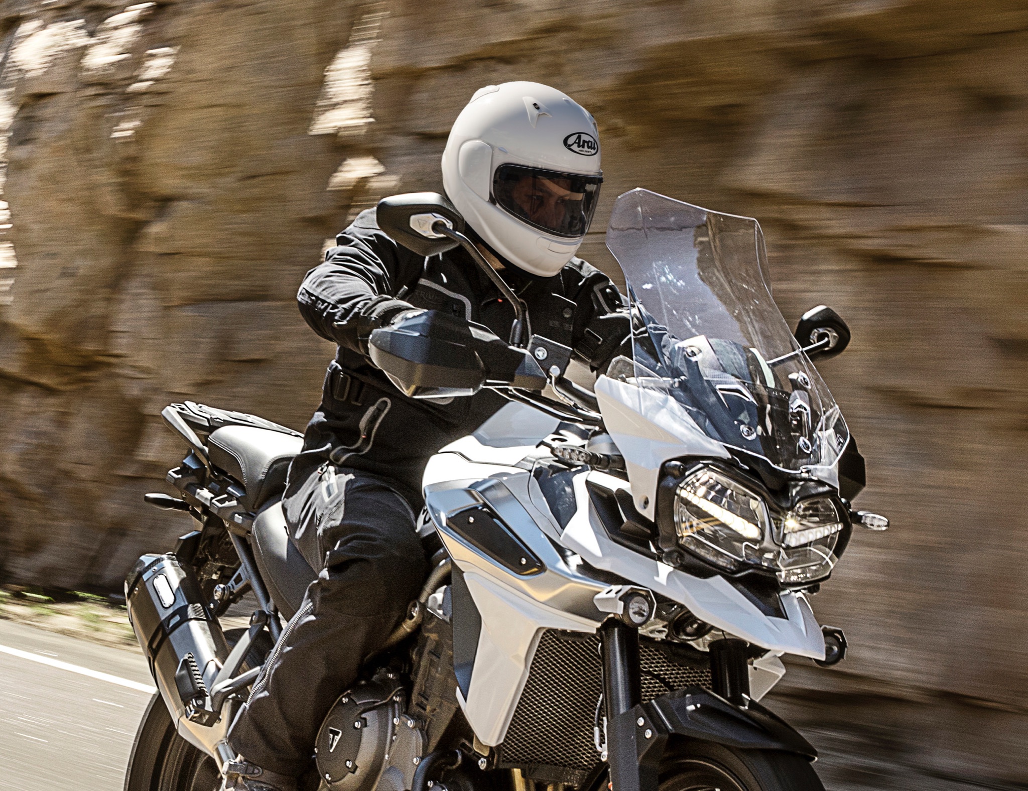 アライヘルメット Arai Helmet アストロ史上最高の被り心地 Astro Gx 年７月発売予定 脱ぎ被りが楽 口元ゆったり 頭をソフトに包み込む被り心地 ズレにくい インカム取付対応 実際の事故の衝撃を かわす 性能も もれなく付いてき
