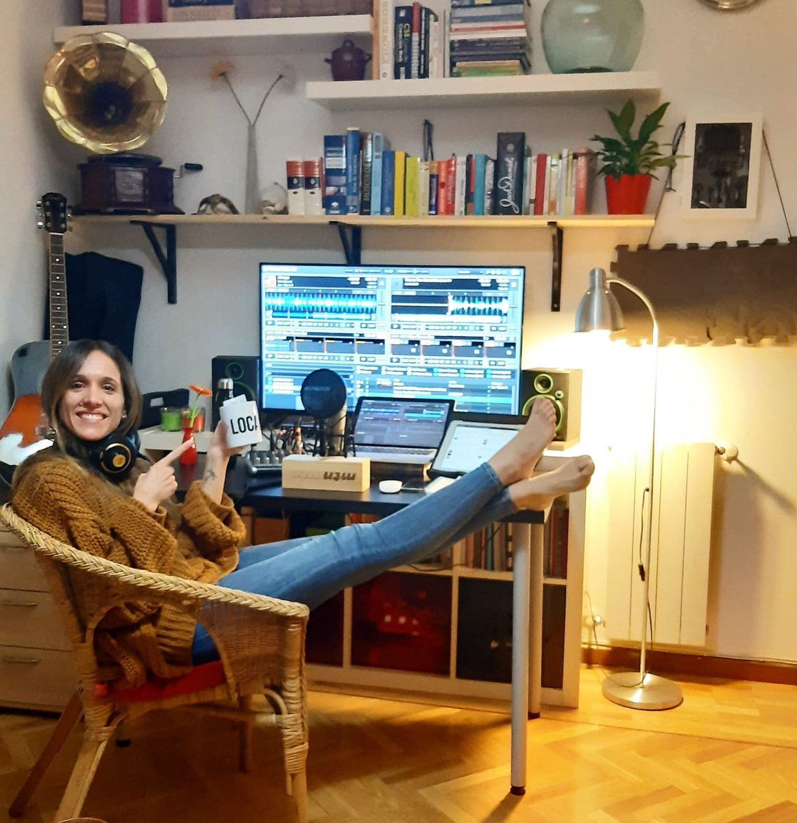 locafm's tweet photo. Nosotros te acompañamos... ¡desde casa! 🏠
@pattyblazquez se monta el estudio en el salón y te acompaña de lunes a viernes de 7 a 12h en #LocaSingerMornings 🤩
#QuédateEnCasa, nosotros te acompañamos https://t.co/DQkQi40eJW