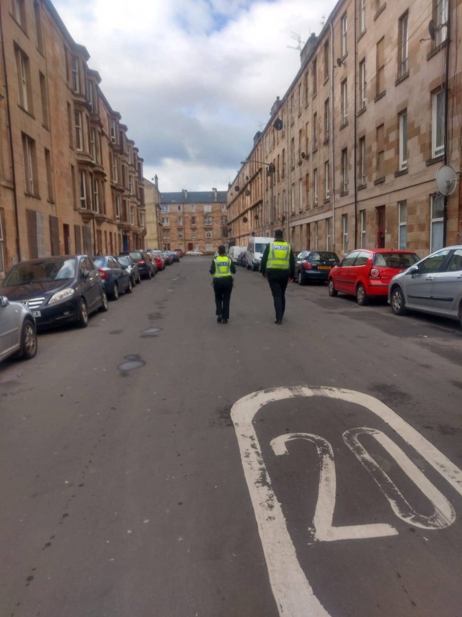 GlasgowSEPolice's tweet image. This morning our officers continue engage and support our communites in adhering to Government Corona Virus guidance.
#Govanhill
#StayAtHomeSaveLives
#stațiîncasăsalvațivieți