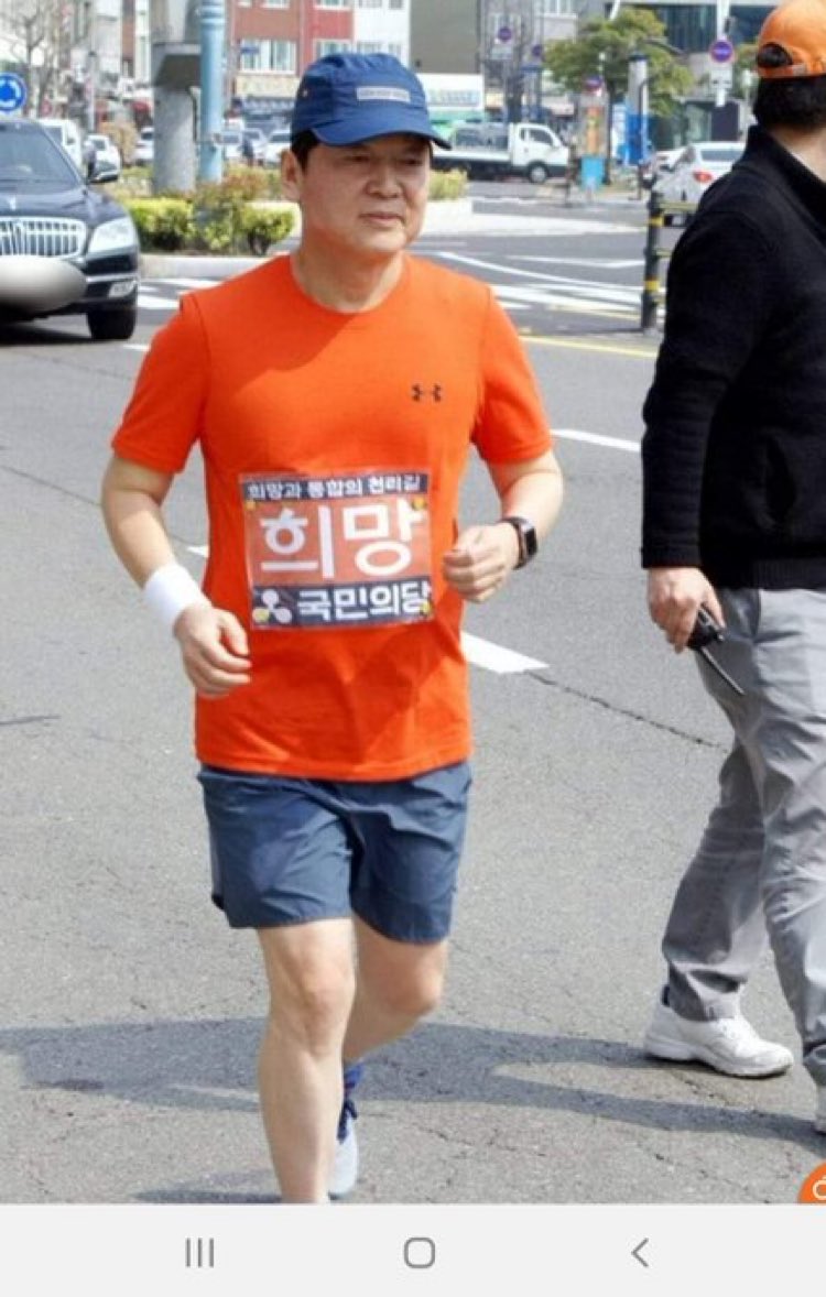 DecayedWorldK's tweet photo. 이 미친새끼는 이시국에
무슨권한으로 도로를 마음대로 달릴 수 있단 말인가?
국회의원도 아니고, 아무것도 아닌 자가
뛰고 싶다고 마음대로 뛰면 도로교통법은  왜 있나? https://t.co/pHSrqcFkFL