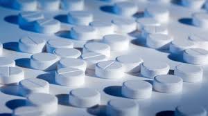 Er komt een landelijk coördinatiecentrum om te voorkomen dat op IC's tekorten ontstaan aan veelgevraagde medicatie voor coronapatiënten. Ziekenhuisapotheker Jos Kosterink licht dit en de samenwerking in Noord-Nederland toe. 
Meer informatie: ➡️bit.ly/2Uws3L1