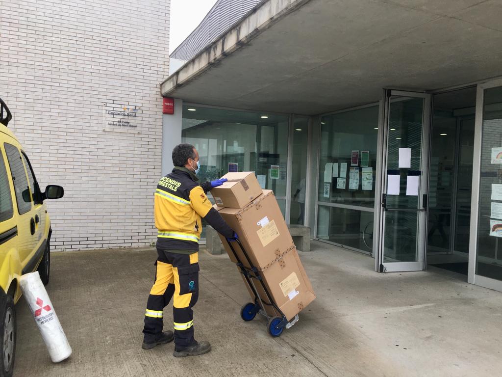 cmar_ib's tweet photo. Personal d'@ibanat_IB ha iniciat, avui, la distribució regular de material mèdic a les unitats bàsiques de salut (UBS) de Mallorca

Aquests repartiments es produiran cada dimecres i divendres 

#quedatacasa #aturamlacorba

Tota la info ➡️ https://t.co/usUNSTfg9H https://t.co/j4mBXRyfkn
