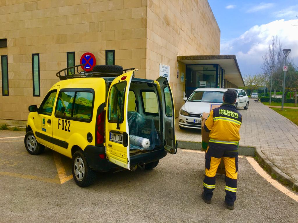 cmar_ib's tweet photo. Personal d'@ibanat_IB ha iniciat, avui, la distribució regular de material mèdic a les unitats bàsiques de salut (UBS) de Mallorca

Aquests repartiments es produiran cada dimecres i divendres 

#quedatacasa #aturamlacorba

Tota la info ➡️ https://t.co/usUNSTfg9H https://t.co/j4mBXRyfkn