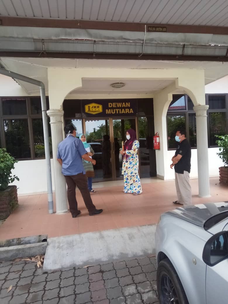 sptengah's tweet photo. Lawatan bersama Ket. Pen. Peg. Daerah SPT, Peg. Kebajikan Masyarakat Daerah SPT di Dewan Mutiara, JKR SPT yang telah dicadangkan sebagai Pusat Pengumpulan dan Pengedaran sumbangan bantuan kepada kumpulan sasar di kawasan sekitar daerah Seberang Perai Tengah. https://t.co/Am9giUJlg8