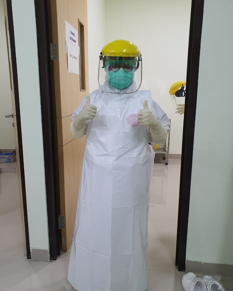 nurmansjahlubis's tweet photo. Ya Allah lindungilah anakku dokter Nurfikha Handayani , SPOG yang sedang bertugas di RSUD Cengkareng Jakarta Barat dari penularan virus corona saat melayani pasien RS dan cabutlah sakit corona virus dari pasien yang terjangkit. https://t.co/MrqUR7BT1T