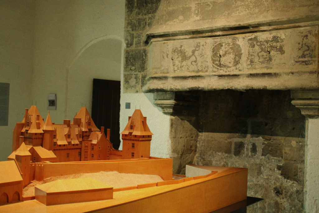 Le château de Montsoreau lanjoudanslesvignes.wordpress.com/2020/04/01/le-…