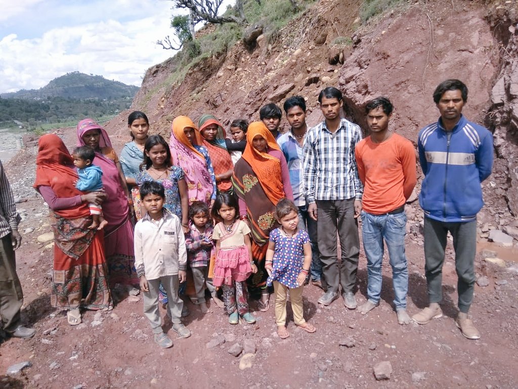 sadam_ync's tweet photo. My humble request to @dmrajouri @khabir123 @diprjk that the stranded labours in panchayat #Androlla river side,(opposite to underconstructed #kallarbridge) dont have Rashan and other essential items to survive. Plz kindly provide these essential commodities to them.#COVID2019 https://t.co/MJAxNDKCNG