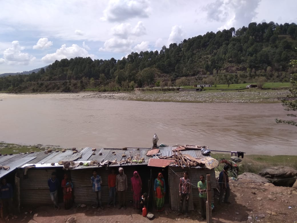 sadam_ync's tweet photo. My humble request to @dmrajouri @khabir123 @diprjk that the stranded labours in panchayat #Androlla river side,(opposite to underconstructed #kallarbridge) dont have Rashan and other essential items to survive. Plz kindly provide these essential commodities to them.#COVID2019 https://t.co/MJAxNDKCNG